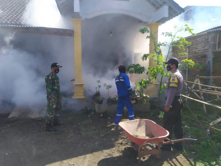 Babinsa Dan Babinkamtibmas Dampingi Fogging Di Wilayah.